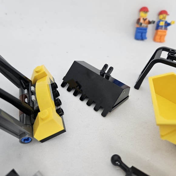 LEGO CITY Construction Bulldozer (60252) & Incomplete With Minifigures NO Box.  - Picture 6 of 11